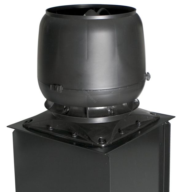 Wywietrznik S 250 400x400 VILPE czarny na kominie / cokole wykonanym z blachy.